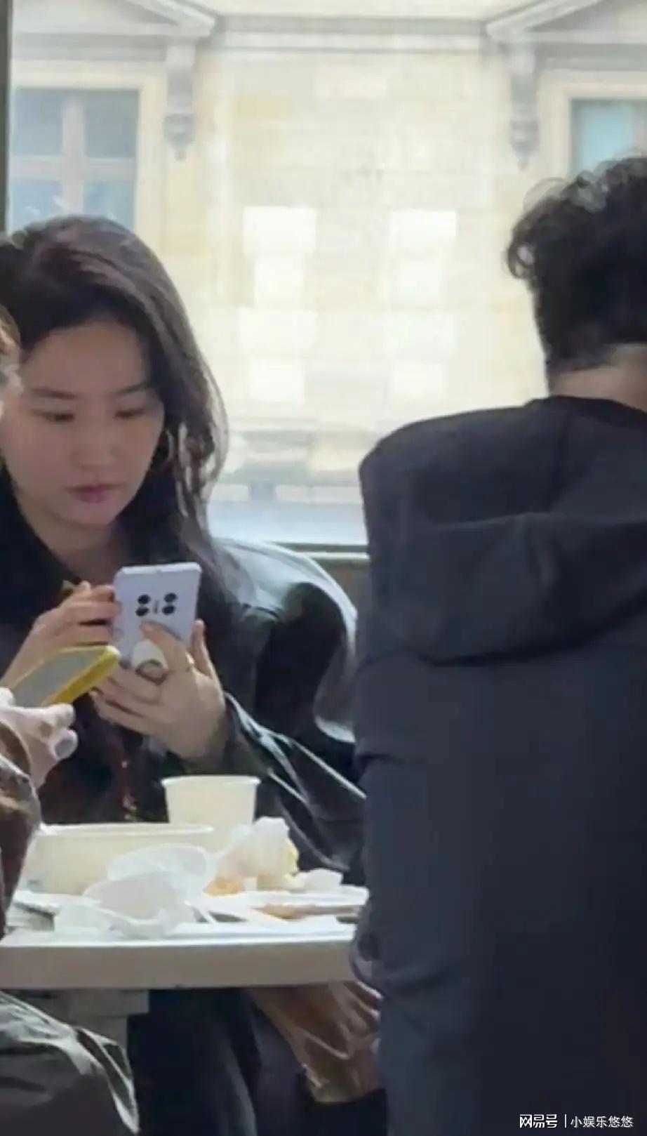 开云团队-路人镜头下的刘亦菲胖到不忍直视，手指头跟小柱子似的，好雷人！